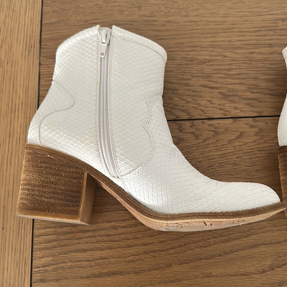 Boots - Picture 9 of 10